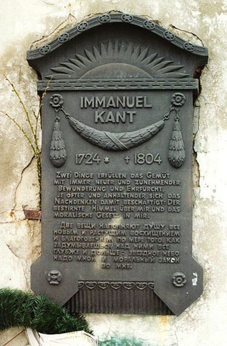 上图:康德(Immanuel Kant,1724-1804年)故居墙上的石碑,上面写着:「有两种东西,我对它们的思考越是经常和持久,它们在我心灵中唤起的赞叹和敬畏就会历久弥新,一个是我们头顶浩瀚灿烂的星空,另一个是我们心中崇高的的道德法则」(摘自《实践理性批判 Kritik der praktischen Vernunft》第161页)。康德是启蒙运动时期的最后一位主要哲学家,被认为是继苏格拉底、柏拉图和亚里士多德之后,西方最伟大的思想家之一。