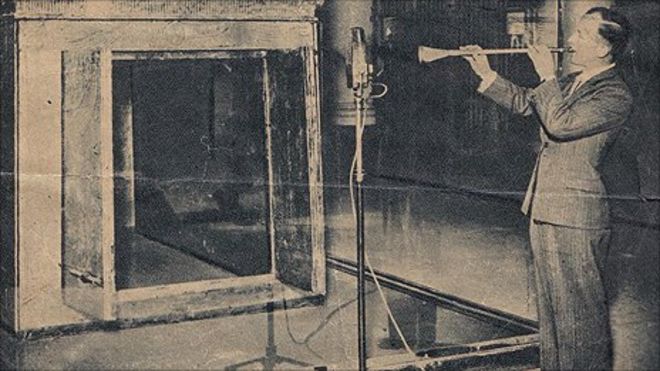 上图:1939年4月16日,图坦卡蒙的两支号在开罗博物馆首次被重新吹响,并由BBC电台向1.5亿人广播。这号是法老用来宣告战争的,结果当年9月1日就爆发了第二次世界大战。据说1967年六日战争和1990年海湾战争之前,这两支号都曾被吹响。2011年埃及革命之前一周,有人也吹响了铜号。