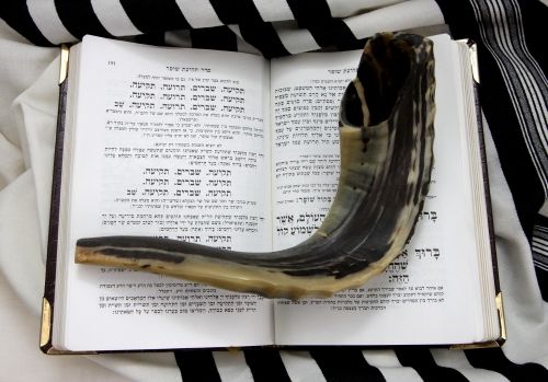 上图:诗篇四十七篇也被称为The Psalm of the Shofar,现代犹太人在吹角节(Rosh Hashanah)吹角(Shofar)前,要七次颂唱本篇,因为诗中原文七次提到「神 ????????」。犹太人认为「神」这个称号是代表公义,而「耶和华」是代表怜悯,吹角节正是要宣告神公义的审判。
