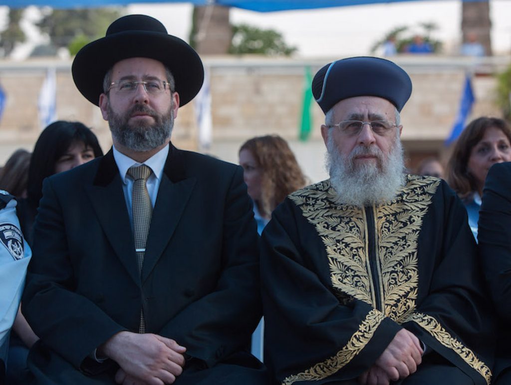上图:2015年9月,以色列的阿什肯纳兹大拉比(左:Ashkenazi Chief Rabbi David Lau)和塞法迪大拉比(右:Chief Sephardi Rabbi Yitzhak Yosef)在耶路撒冷以色列警察全国总部参加新年仪式。西法拉(Sepharad)在圣经中只提到一次,位置并不能确定。在古代波斯的铭文提到两个Saparda:一处在玛代,一处在小亚细亚。西法拉可能是小亚细亚的撒狄(Sardis,吕底亚名字是Sfard)。罗马帝国后期,定居于西班牙和葡萄牙的犹太人把伊比利亚半岛(Iberian Peninsula)称为西法拉,并称自己为塞法迪犹太人(Sephardi Jews,Sephardim),说拉迪诺语(Ladino)。1492年以后,塞法迪犹太人被驱离西班牙和葡萄牙,分散在南欧、中东、北非和美洲。由于长期定居于伊比利半岛,他们形成了特殊的生活习惯。目前占犹太人总数的15-20%。大卫·李嘉图、斯宾诺莎都是塞法迪犹太人。